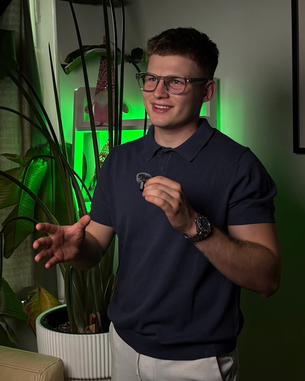 Patryk Skura w studiu nagraniowym Domix Media
